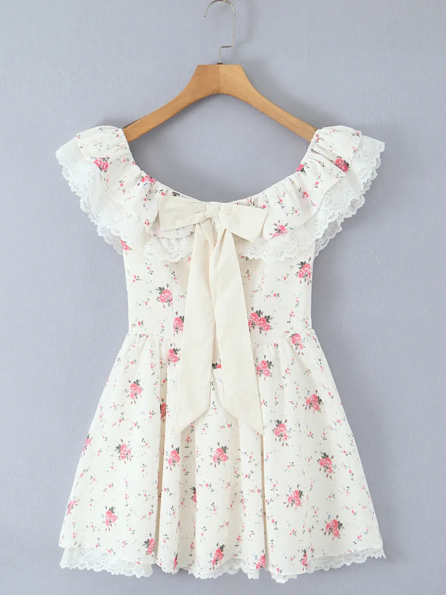 Mini-robe fleurie à épaules dénudées et nœud pour l'été 2026