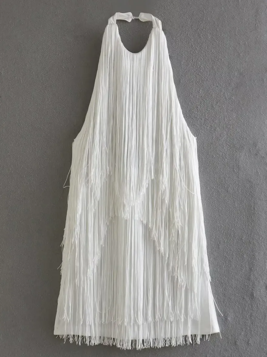 Mini-robe à franges et pompons dos nu et décolleté licou pour soirée 2026