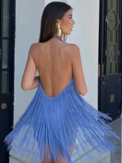 Mini-robe à franges et pompons dos nu et décolleté licou pour soirée 2026