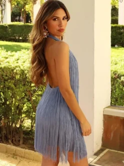 Mini-robe à franges et pompons dos nu et décolleté licou pour soirée 2026