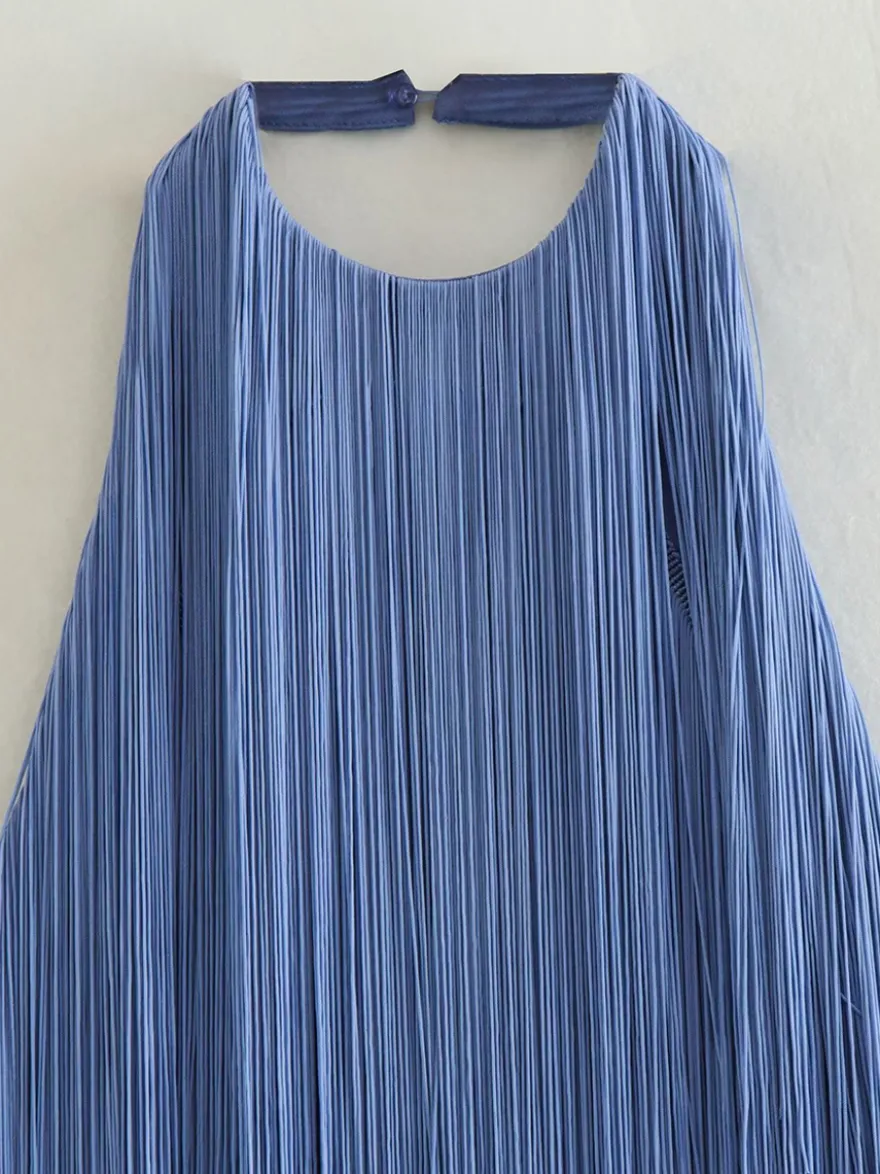 Mini-robe à franges et pompons dos nu et décolleté licou pour soirée 2026