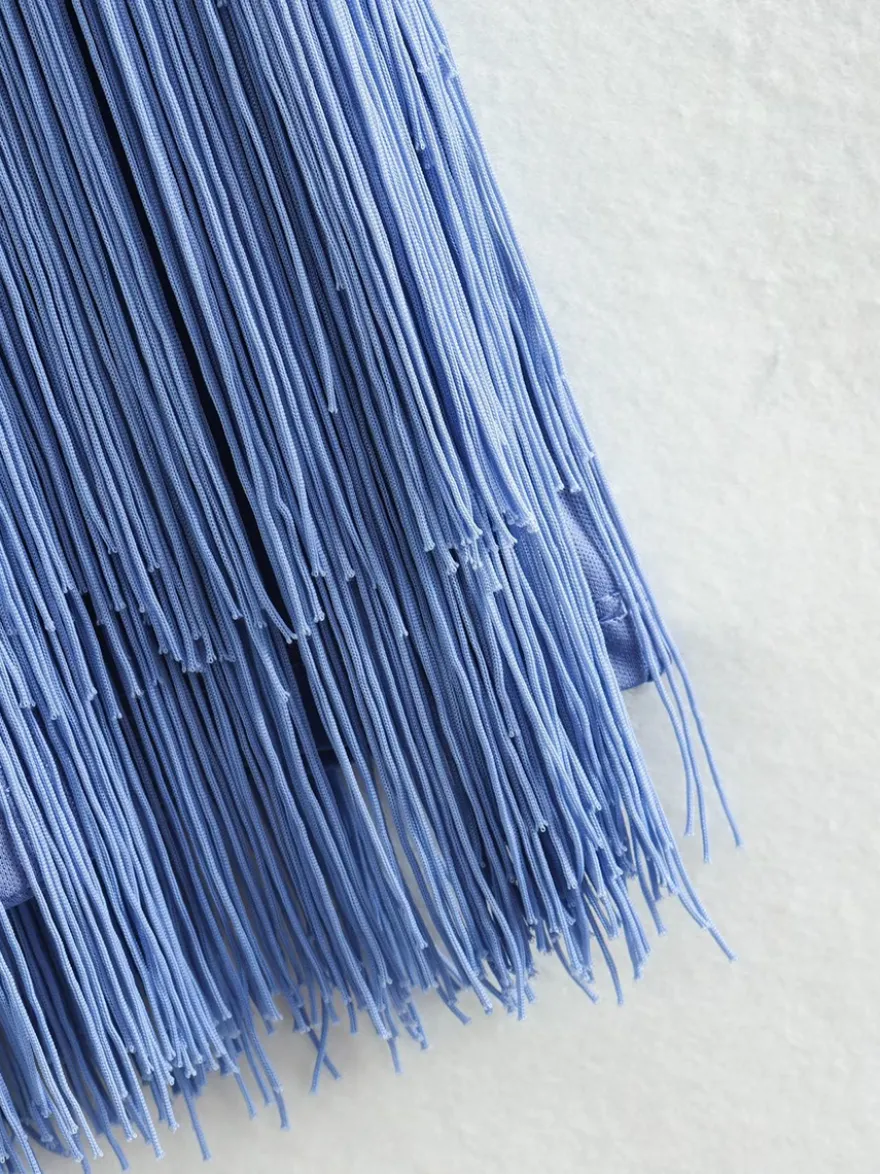Mini-robe à franges et pompons dos nu et décolleté licou pour soirée 2026