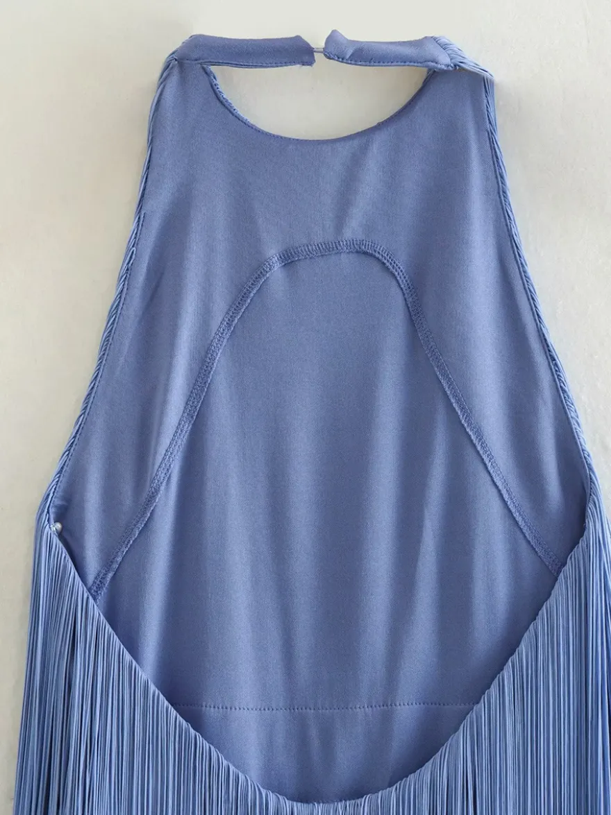 Mini-robe à franges et pompons dos nu et décolleté licou pour soirée 2026