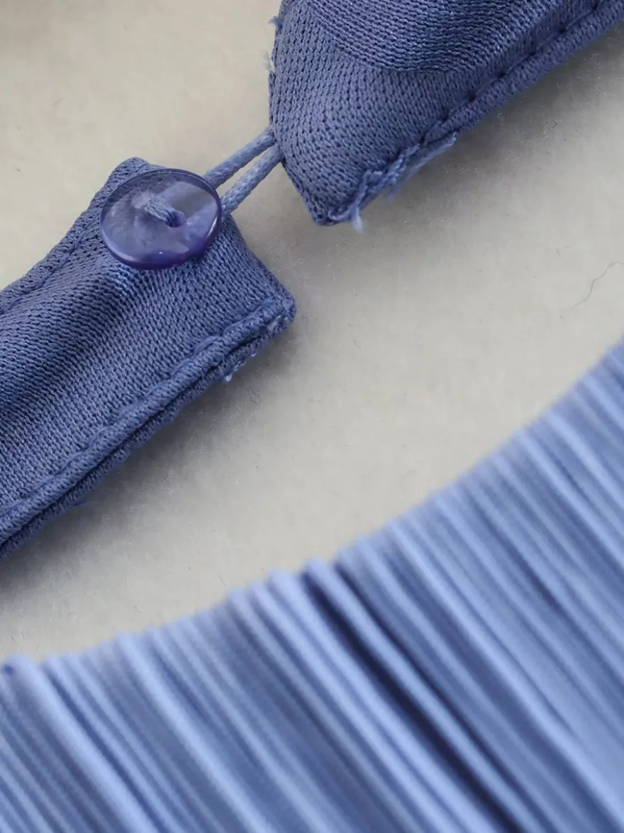 Mini-robe à franges et pompons dos nu et décolleté licou pour soirée 2026