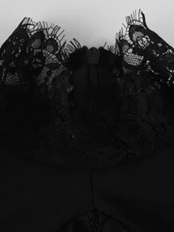 Mini robe moulante noire avec bordure en dentelle et col haut - Robe de club sexy pour femme 2026