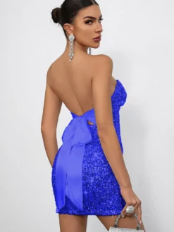 Mini-robe moulante à sequins décolleté en cœur et nœud dans le dos idéale pour les fêtes 2026