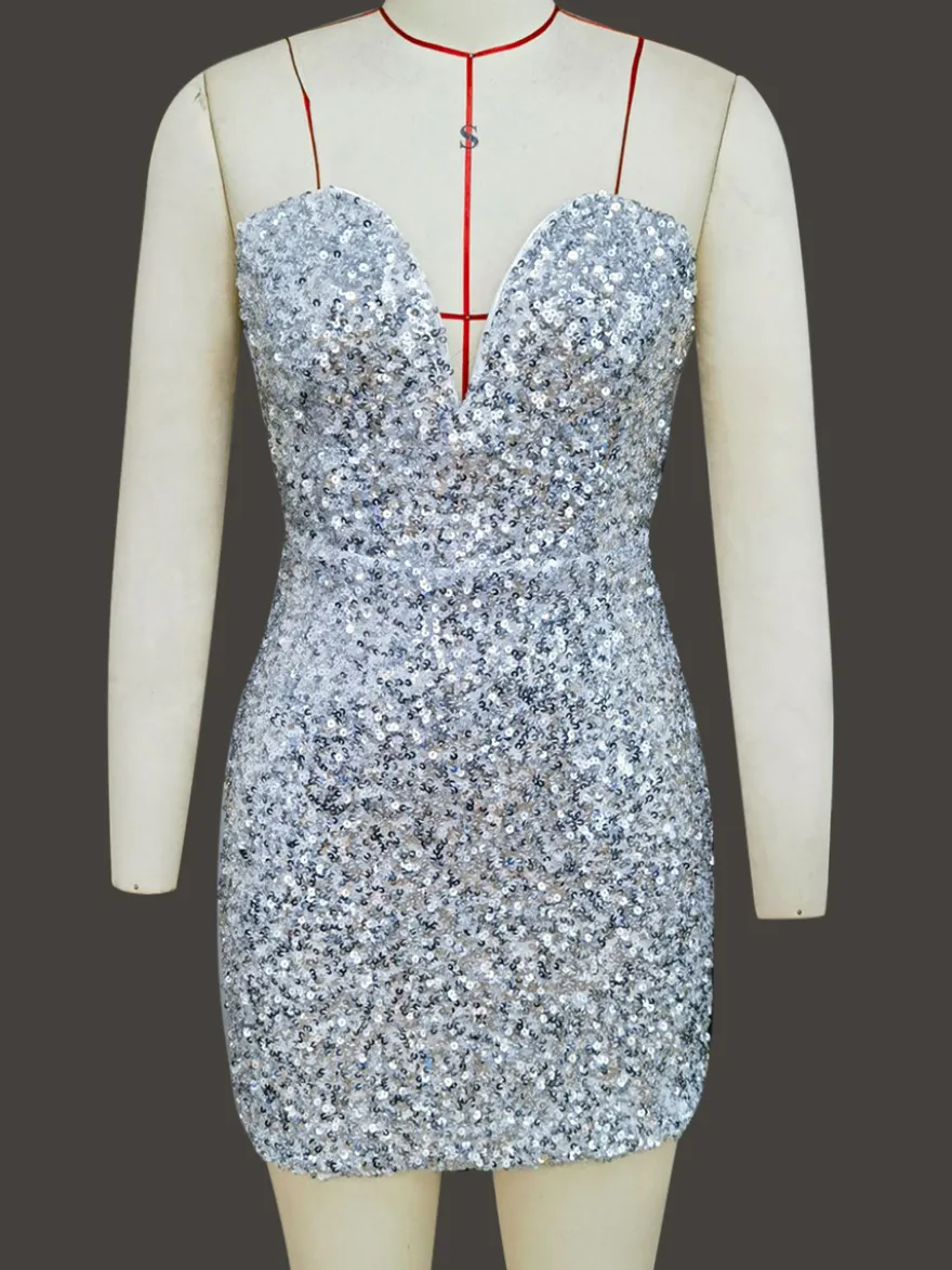 Mini-robe moulante à sequins décolleté en cœur et nœud dans le dos idéale pour les fêtes 2026