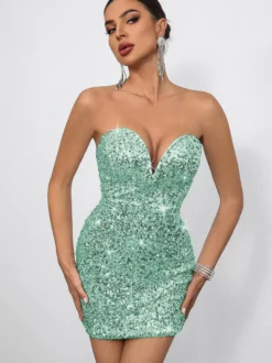 Mini-robe moulante à sequins décolleté en cœur et nœud dans le dos idéale pour les fêtes 2026