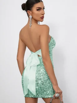 Mini-robe moulante à sequins décolleté en cœur et nœud dans le dos idéale pour les fêtes 2026