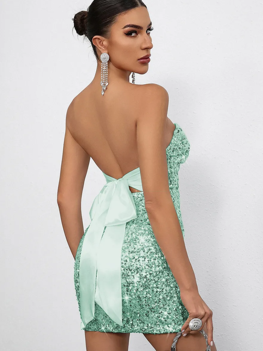 Mini-robe moulante à sequins décolleté en cœur et nœud dans le dos idéale pour les fêtes 2026