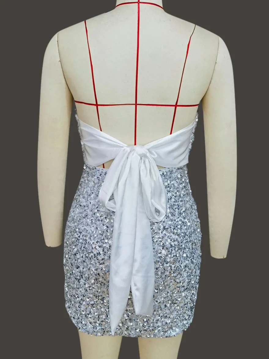 Mini-robe moulante à sequins décolleté en cœur et nœud dans le dos idéale pour les fêtes 2026