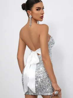 Mini-robe moulante à sequins décolleté en cœur et nœud dans le dos idéale pour les fêtes 2026