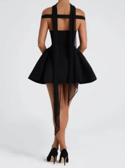 Mini-robe noire à épaules dénudées et décolleté en cœur (2026)