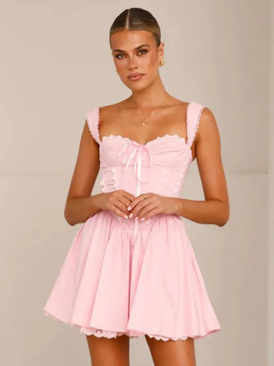 Mini-robe rose tendre à bordures en dentelle pour l'été 2026