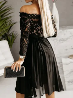 Mini Robes Robe Courte Noire En Dentelle À Manches Longues Col Bateau