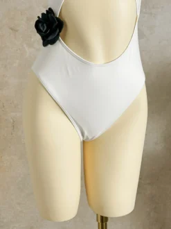 Monokini une pièce à fleurs 3D asymétrique échancré à la taille et décolleté plongeant