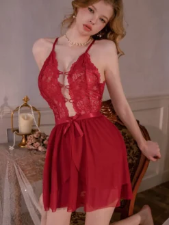 Nuisette mini-chemise de lingerie à bretelles spaghetti en dentelle florale et résille dos nu style babydoll.