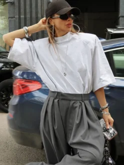 Pantalon de costume gris à taille haute plissé et jambes larges