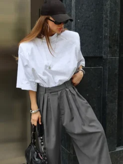 Pantalon de costume gris à taille haute plissé et jambes larges
