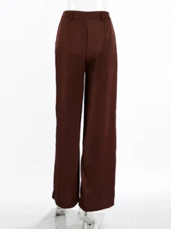 Pantalon large en satin marron taille haute coupe droite et fluide.