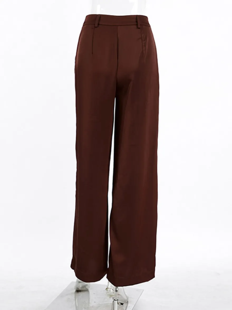 Pantalon large en satin marron taille haute coupe droite et fluide.