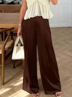Pantalon large en satin marron taille haute coupe droite et fluide.
