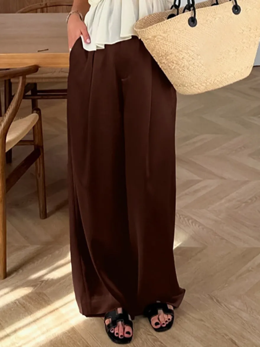 Pantalon large en satin marron taille haute coupe droite et fluide.