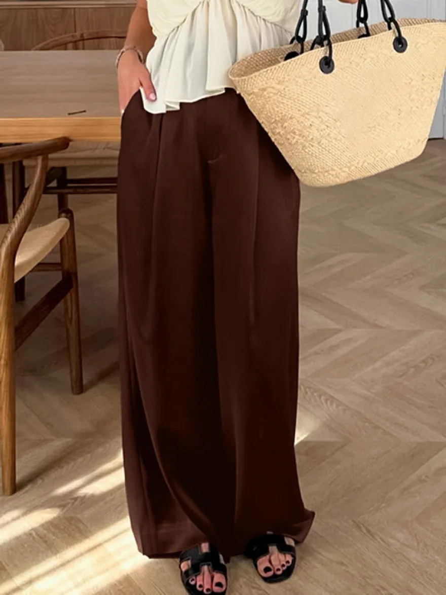 Pantalon large en satin marron taille haute coupe droite et fluide.