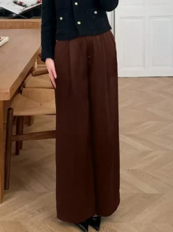 Pantalon large en satin marron taille haute coupe droite et fluide.