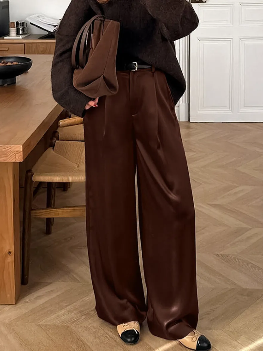 Pantalon large en satin marron taille haute coupe droite et fluide.