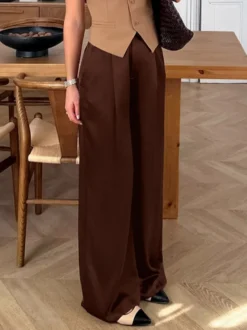 Pantalon large en satin marron taille haute coupe droite et fluide.