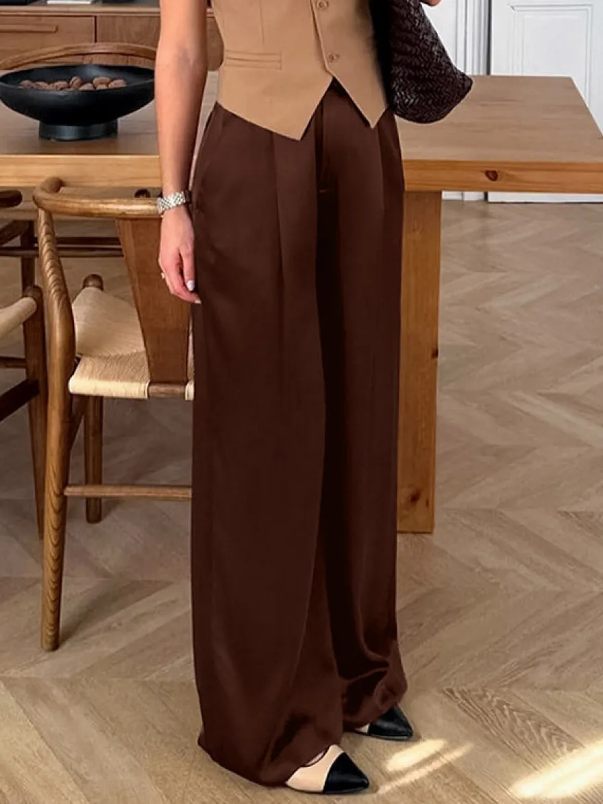 Pantalon large en satin marron taille haute coupe droite et fluide.