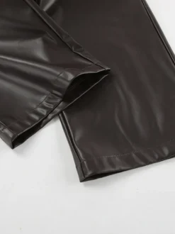 Pantalon large en similicuir noir et marron à taille élastique et cordon de serrage coupe ample et décontractée.