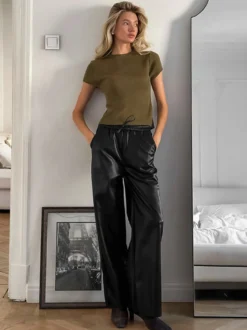 Pantalon large en similicuir noir et marron à taille élastique et cordon de serrage coupe ample et décontractée.