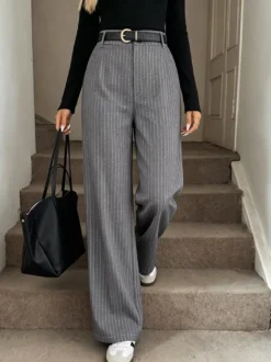 Pantalon palazzo gris à rayures verticales jambes larges taille haute élastiquée au dos coupe ample et décontractée.