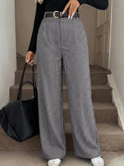 Pantalon palazzo gris à rayures verticales jambes larges taille haute élastiquée au dos coupe ample et décontractée.