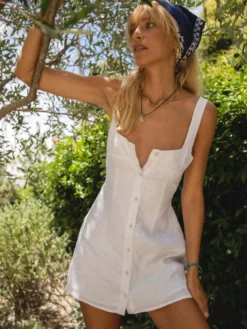 Petite robe blanche à larges bretelles boutons vacances d'été mini robes moulantes