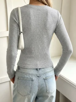 Pull gris à col V boutonné en maille côtelée manches longues doublure en dentelle coupe ajustée idéal pour l'automne.