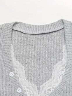 Pull gris à col V boutonné en maille côtelée manches longues doublure en dentelle coupe ajustée idéal pour l'automne.