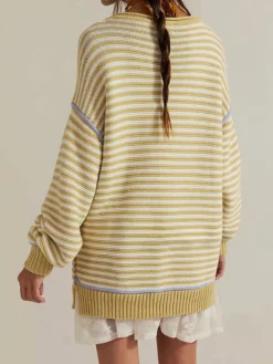 Pull-over à col bateau rayé raglan coutures contrastées coupe oversize.