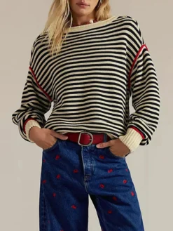 Pull-over à col bateau rayé raglan coutures contrastées coupe oversize.
