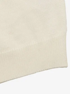 Pull-over décontracté à col en V à volants et boutons nacrés pour femme couleur crème manches longues coupe ajustée.