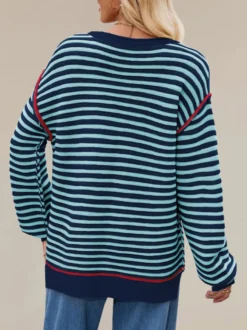 Pull oversize à manches longues et col rond rayé fin coutures contrastées et fente latérale.
