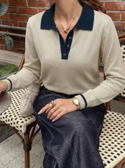 Pull polo en maille à col bleu marine contrastant couleur thé demi-boutonné manches longues coupe slim preppy