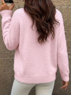Pull rose duveteux à épaules dénudées manches longues oversize en maille douce et moelleuse effet vison.