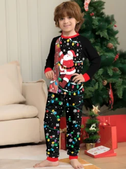 Pyjamas de Noël familiaux imprimés Père Noël noir et rouge et guirlandes lumineuses collection 2026