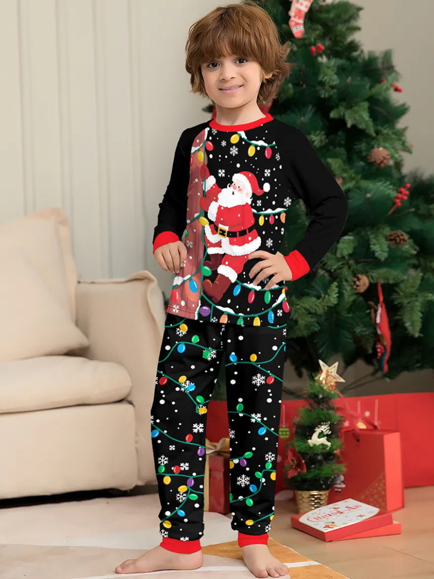 Pyjamas de Noël familiaux imprimés Père Noël noir et rouge et guirlandes lumineuses collection 2026