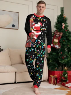 Pyjamas de Noël familiaux imprimés Père Noël noir et rouge et guirlandes lumineuses collection 2026
