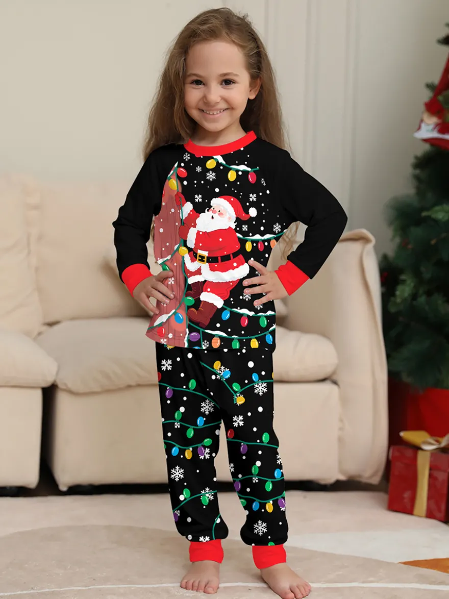 Pyjamas de Noël familiaux imprimés Père Noël noir et rouge et guirlandes lumineuses collection 2026