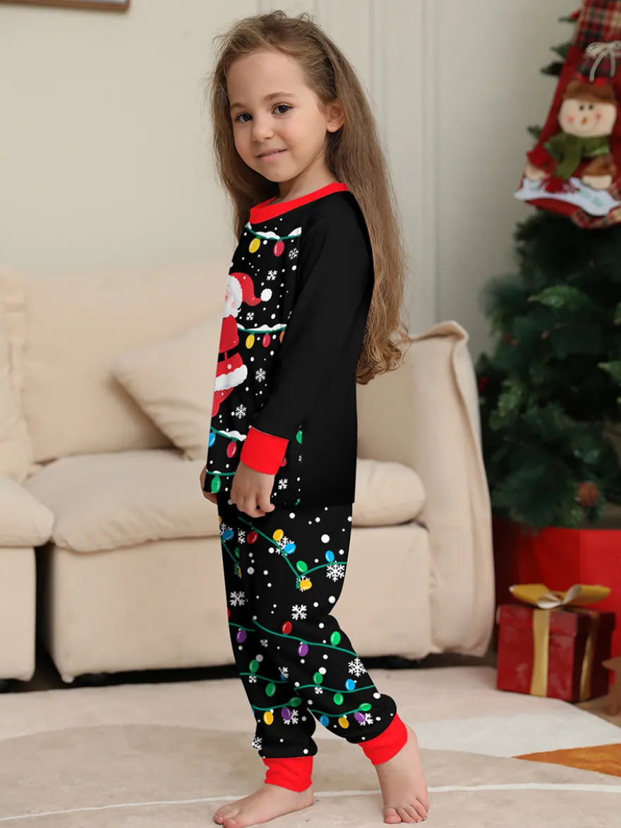 Pyjamas de Noël familiaux imprimés Père Noël noir et rouge et guirlandes lumineuses collection 2026